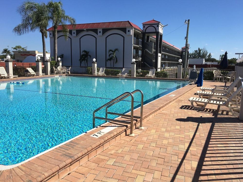 Days Inn By Wyndham Fort Myers Dış mekan fotoğraf