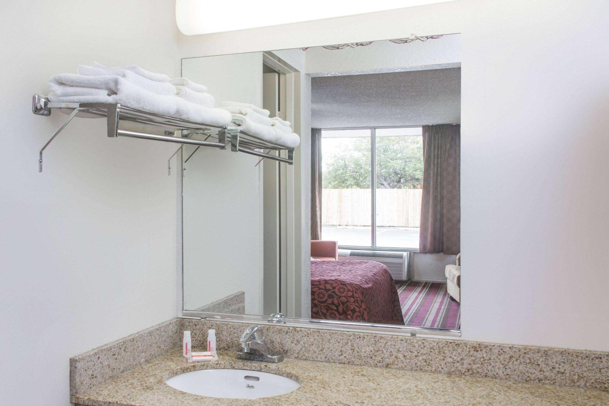 Days Inn By Wyndham Fort Myers Dış mekan fotoğraf