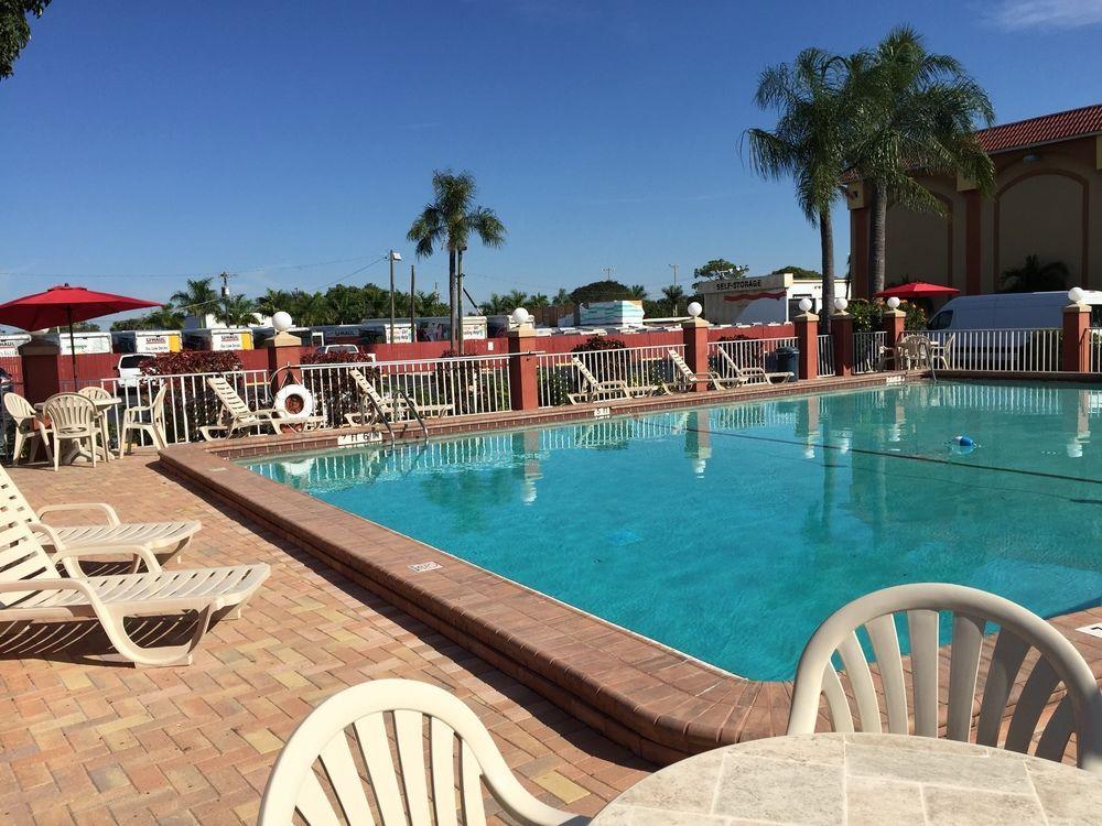 Days Inn By Wyndham Fort Myers Dış mekan fotoğraf