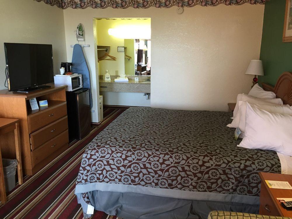 Days Inn By Wyndham Fort Myers Dış mekan fotoğraf