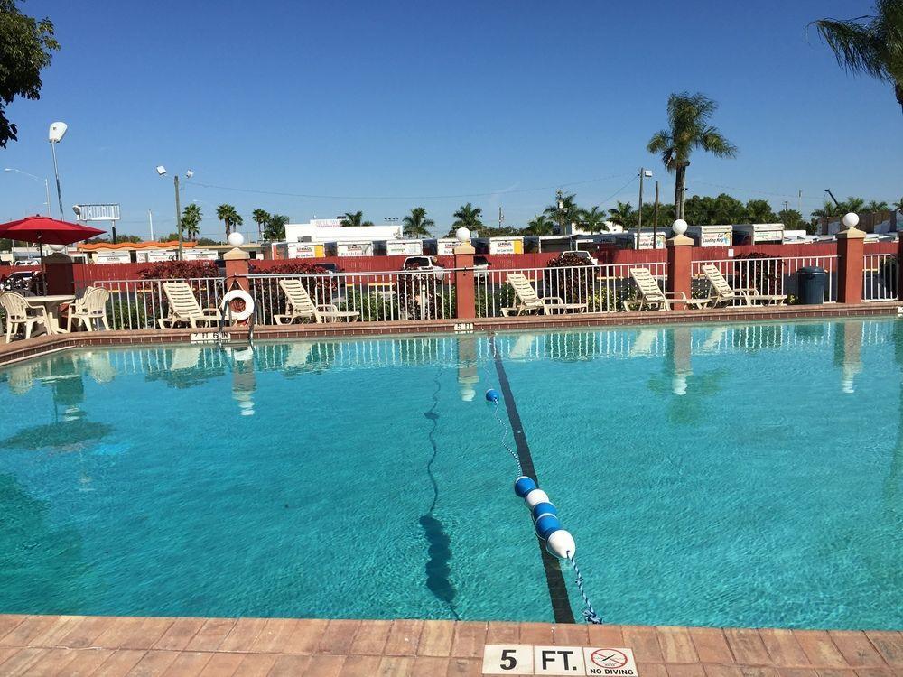 Days Inn By Wyndham Fort Myers Dış mekan fotoğraf