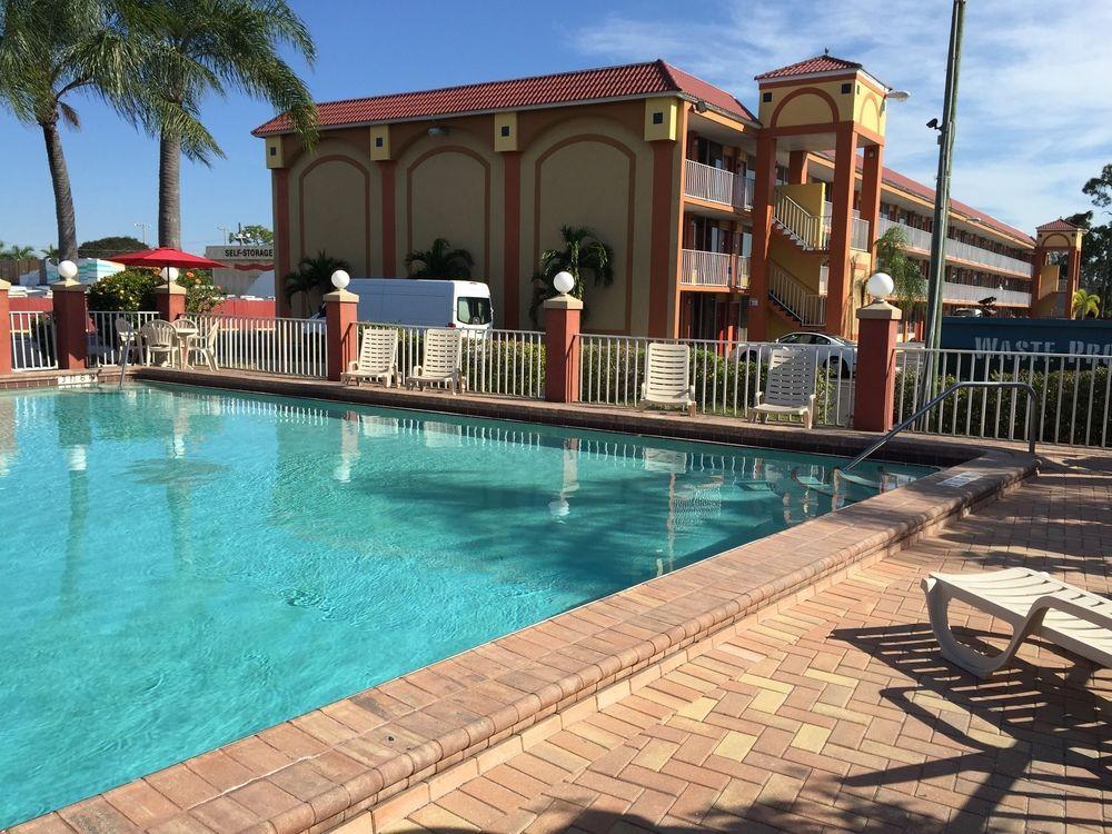 Days Inn By Wyndham Fort Myers Dış mekan fotoğraf