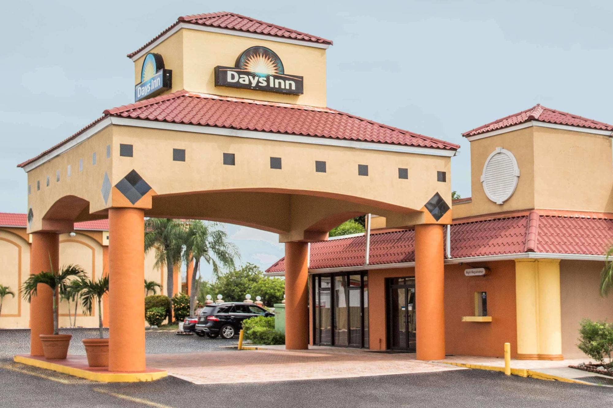 Days Inn By Wyndham Fort Myers Dış mekan fotoğraf